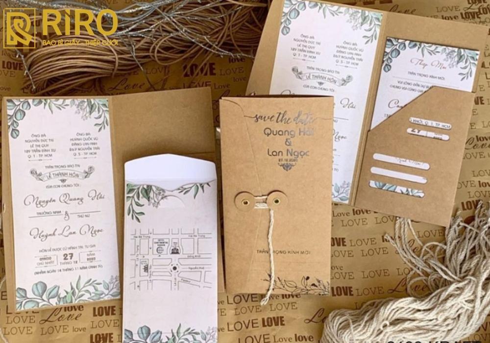 Mẫu thiệp cưới chưa in tên vintage trên giấy Kraft