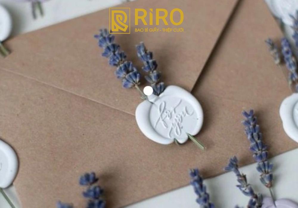Thiệp có hoa khô và con dấu sáp